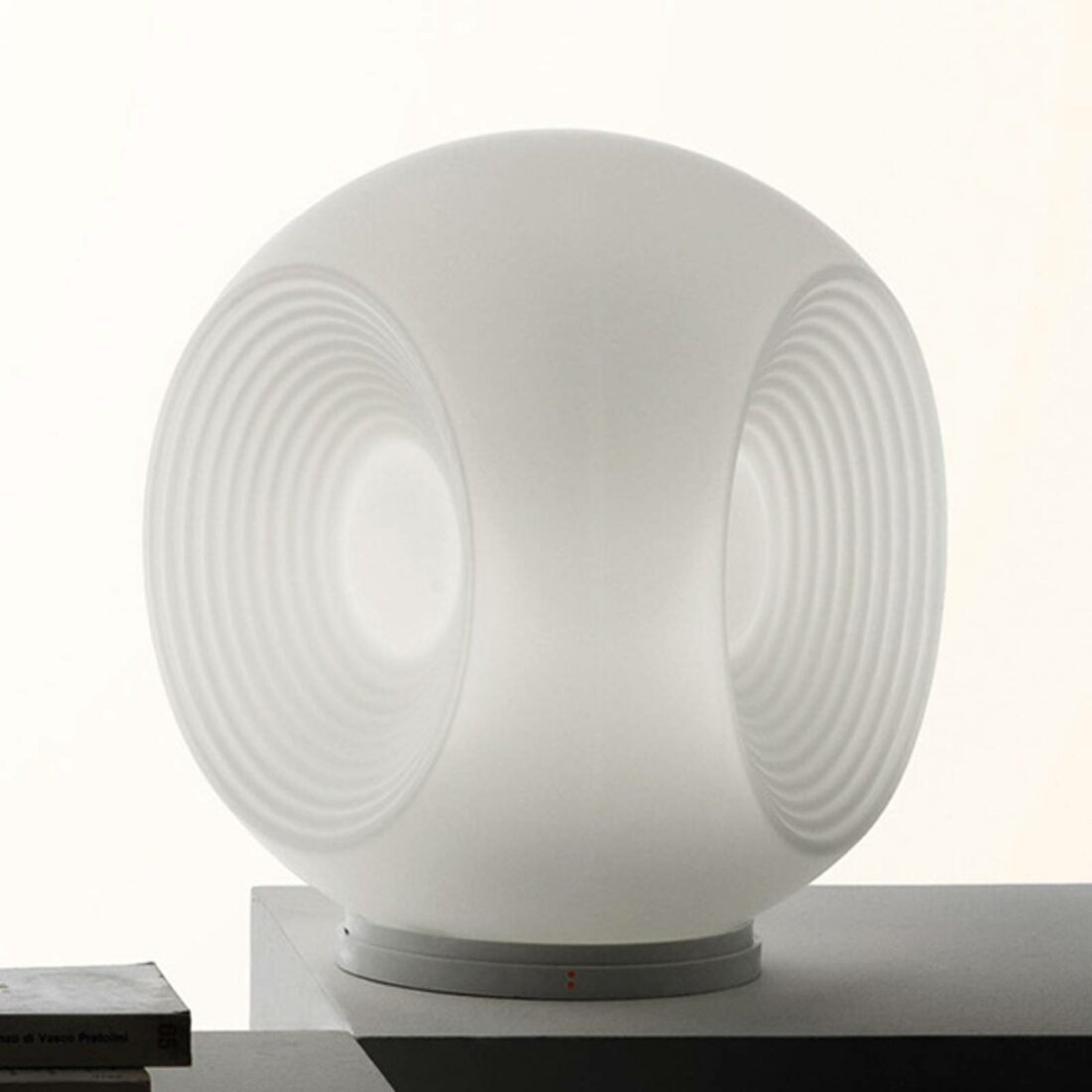 Fabbian Eyes - bílá skleněná stolní lampa