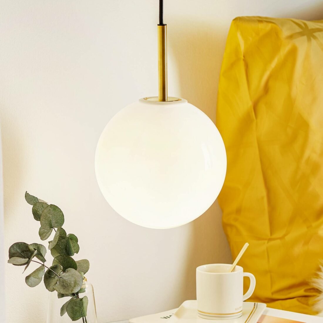 Menu TR Bulb LED závěsné světlo 1x mosaz/opál lesk