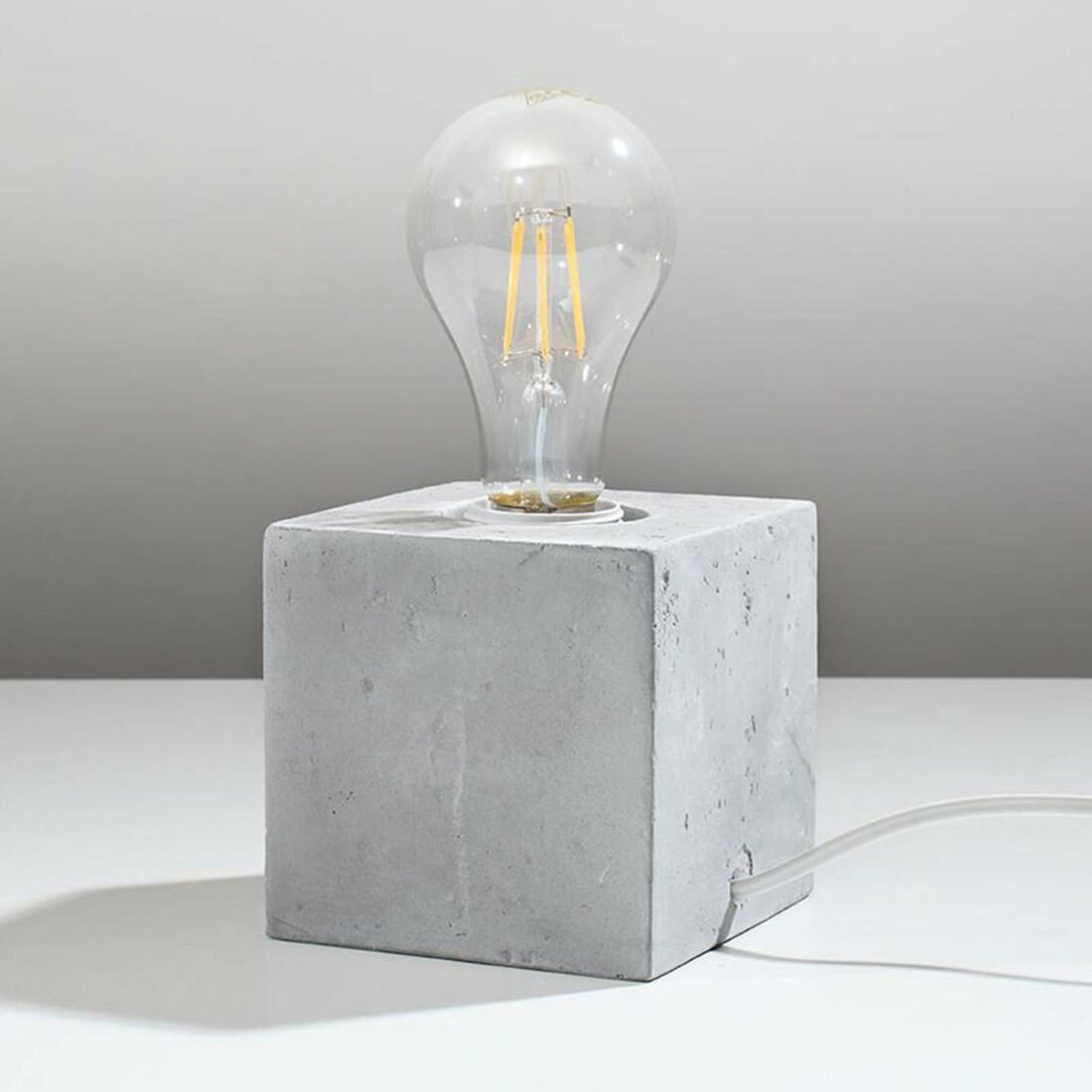 Stolní lampa Akira z betonu ve tvaru kostky