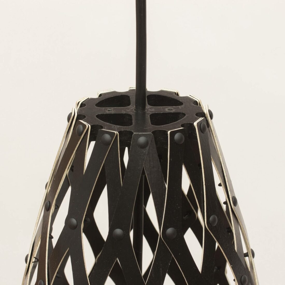 david trubridge Hinaki závěsné světlo 50 cm černá