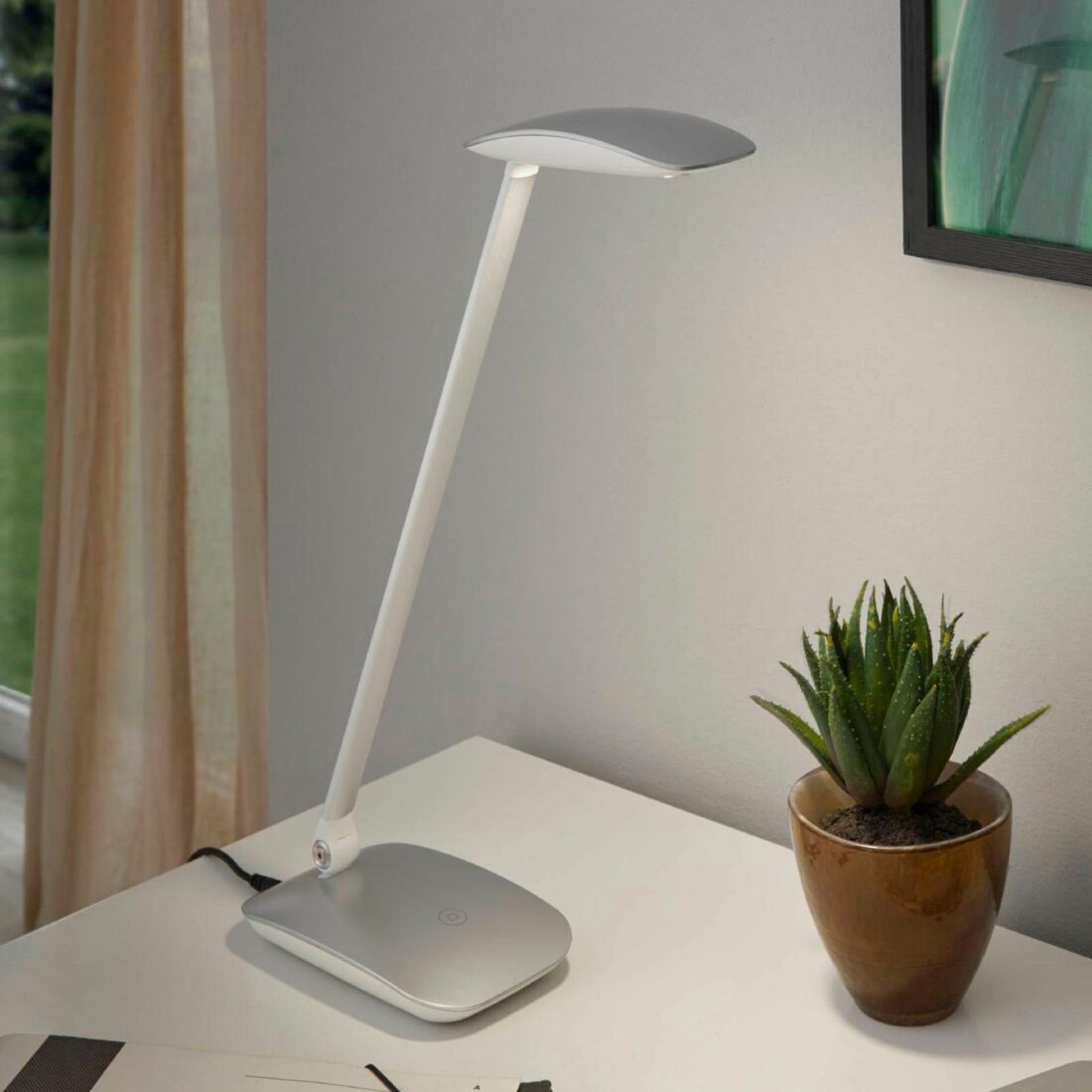 Stříbrná LED stolní lampa Cajero se stmívačem